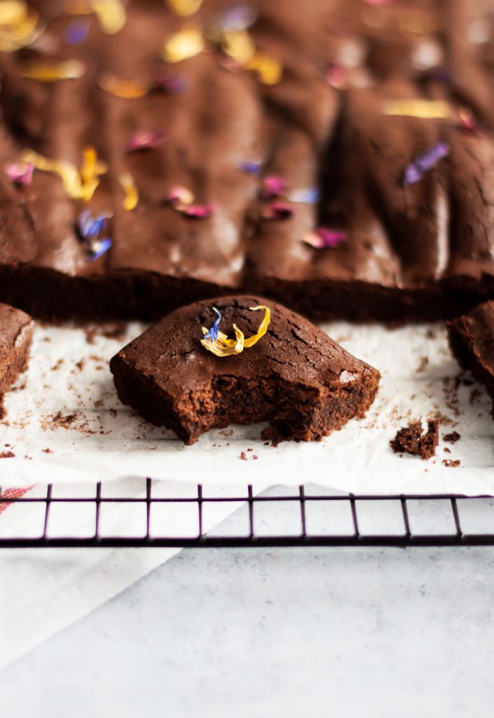 upieczone czekoladowe brownie pokrojone na kawałki